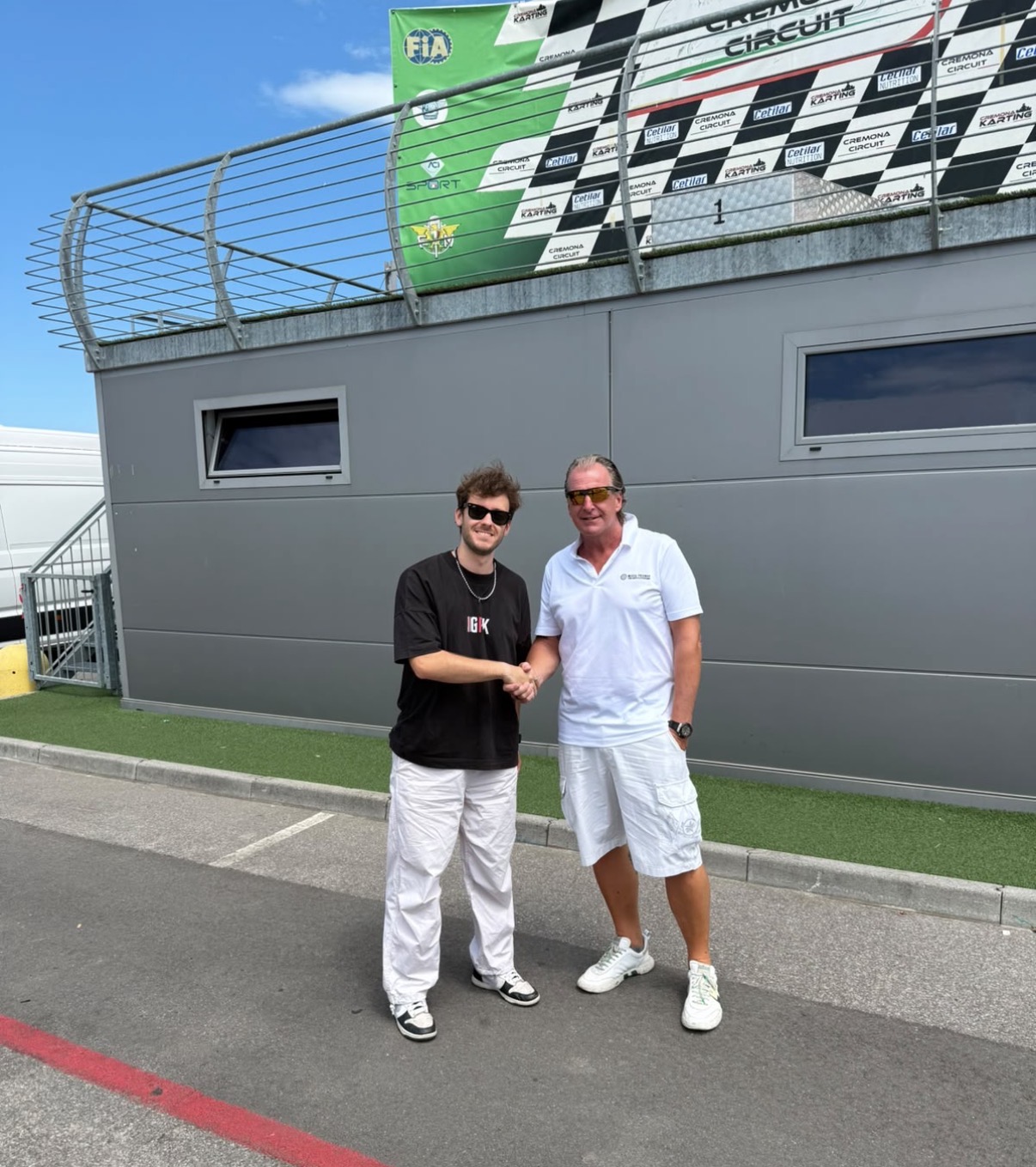 Stefano Zambroni e Giovanni Dezzani si stringono la mano al Cremona Circuit