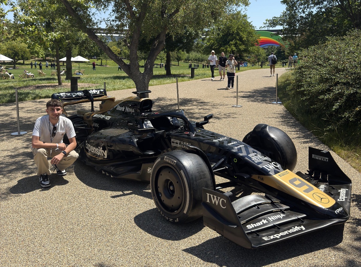La F1 car esposta all'Apple Park durante la WWDC25