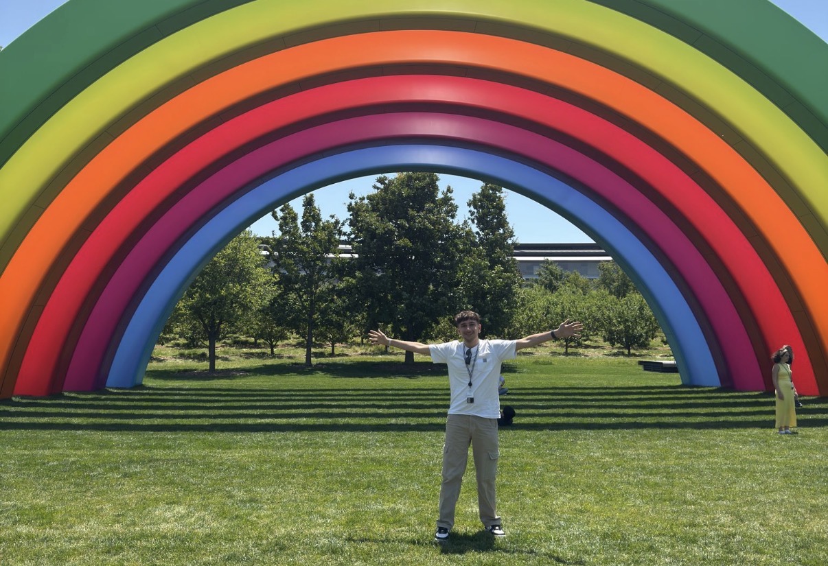 Stefano Zambroni all'Apple Park, sotto l'arco arcobaleno della WWDC25